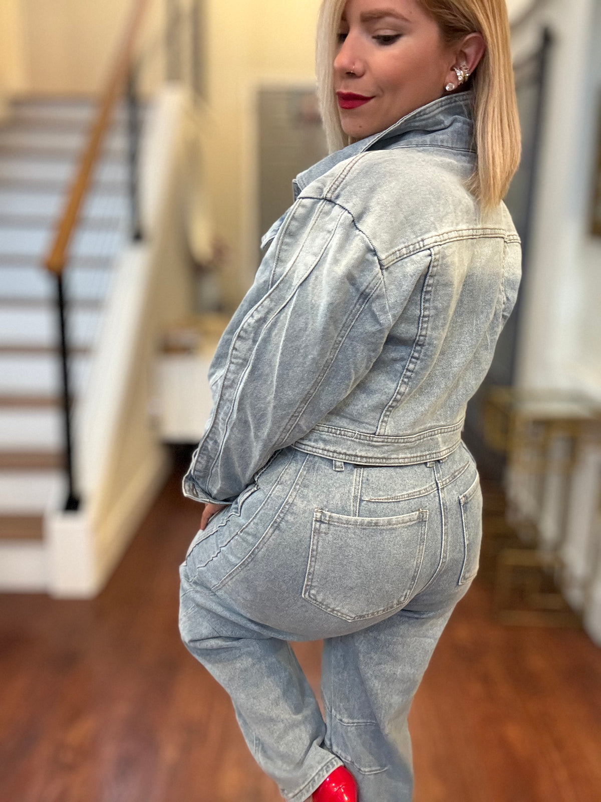 Light-wash denim set from the back: button-front jacket and jeans with back seams