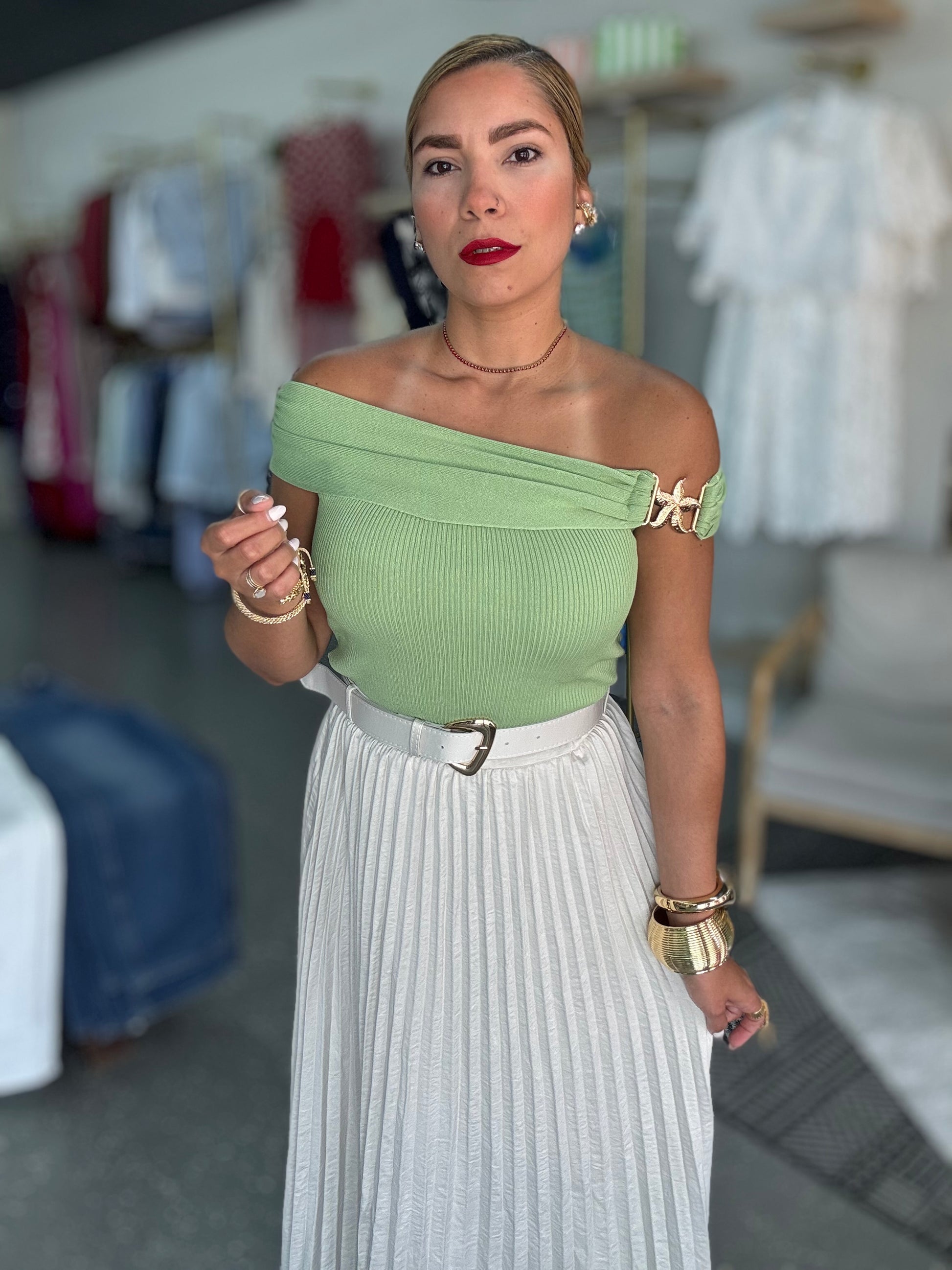 Ivory pleated skirt, gathered waist, with wide belt and metallic buckle
