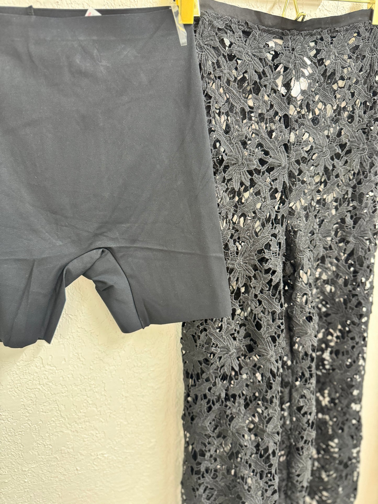 Isabella Essentials (Black and White)