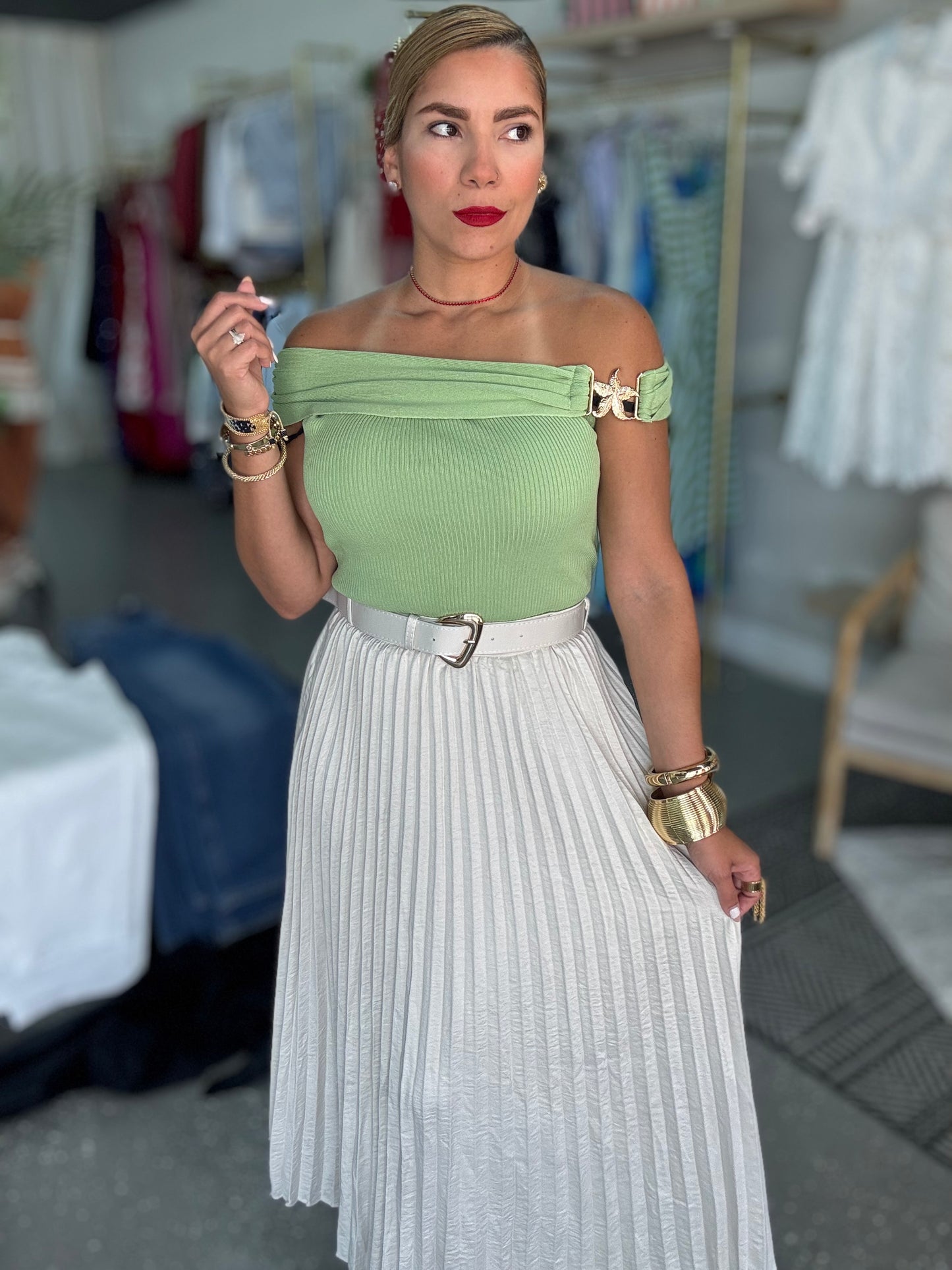Ivory pleated midi skirt with vertical texture and elastic waist