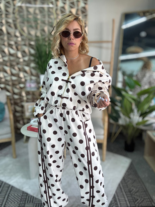 Women’s polka-dot travel set with off-shoulder neckline, white with dark dot print