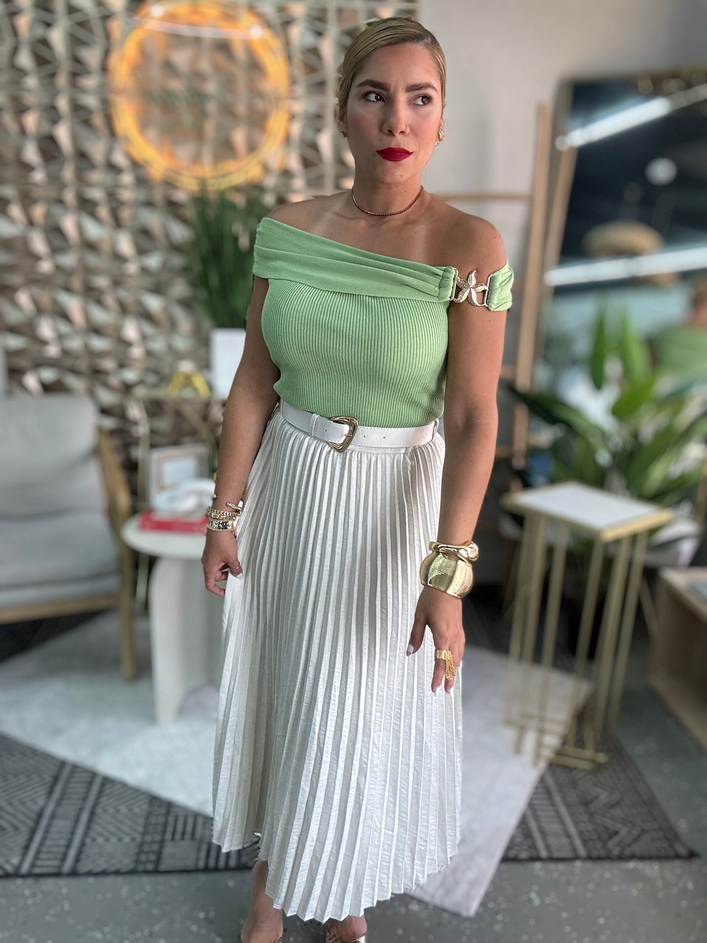 Ivory pleated midi skirt with elastic waistband and decorative belt