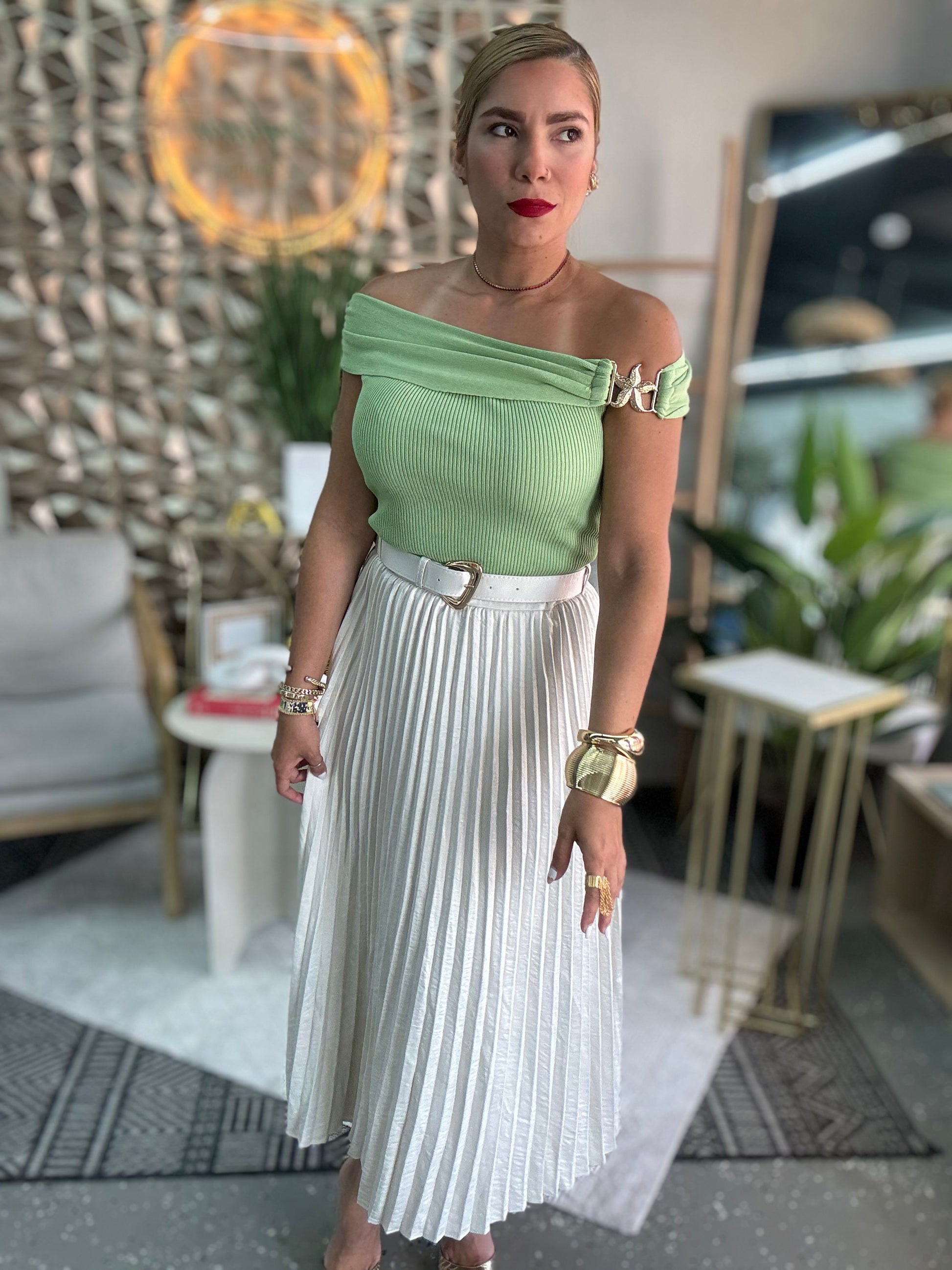 Ivory pleated midi skirt with elastic waistband and decorative belt