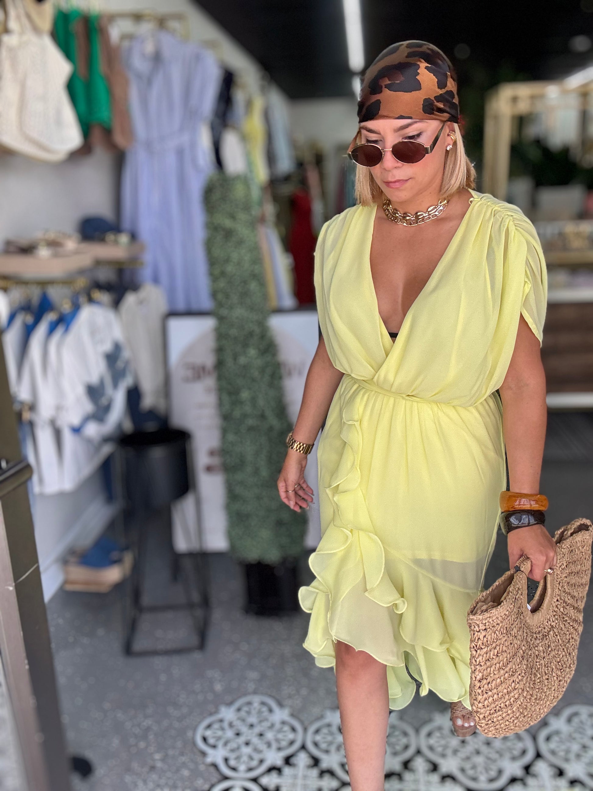 Lemon-yellow V-neck ruffle dress, short sleeves, flowing gathered skirt